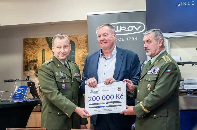 Mikov představil nový nůž Foxtrot a předal Vojenskému fondu solidarity šek na 200 tisíc Kč